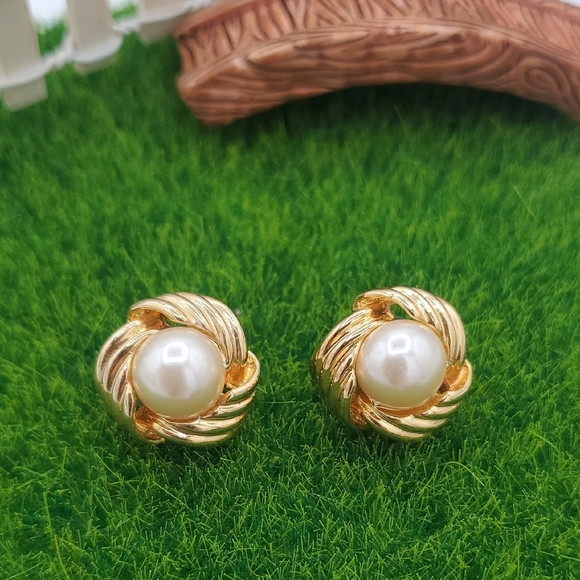 E1002 Elegant Gold Tone and Pearl Stud Bird Nest Earrings - Picture 1 of 4